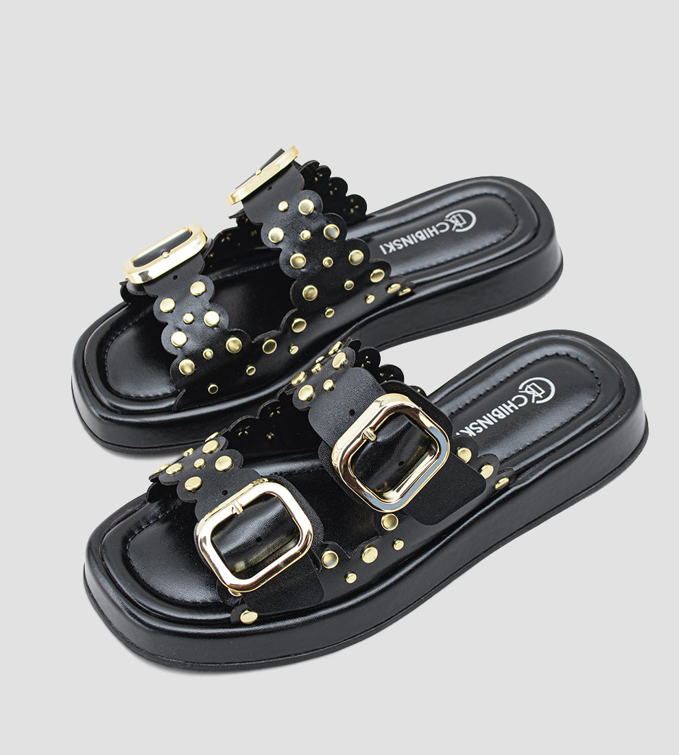 Papete feminina preta com duas fivelas douradas, tiras decoradas com tachas metálicas e solado anatômico confortável, modelo Chibinski.