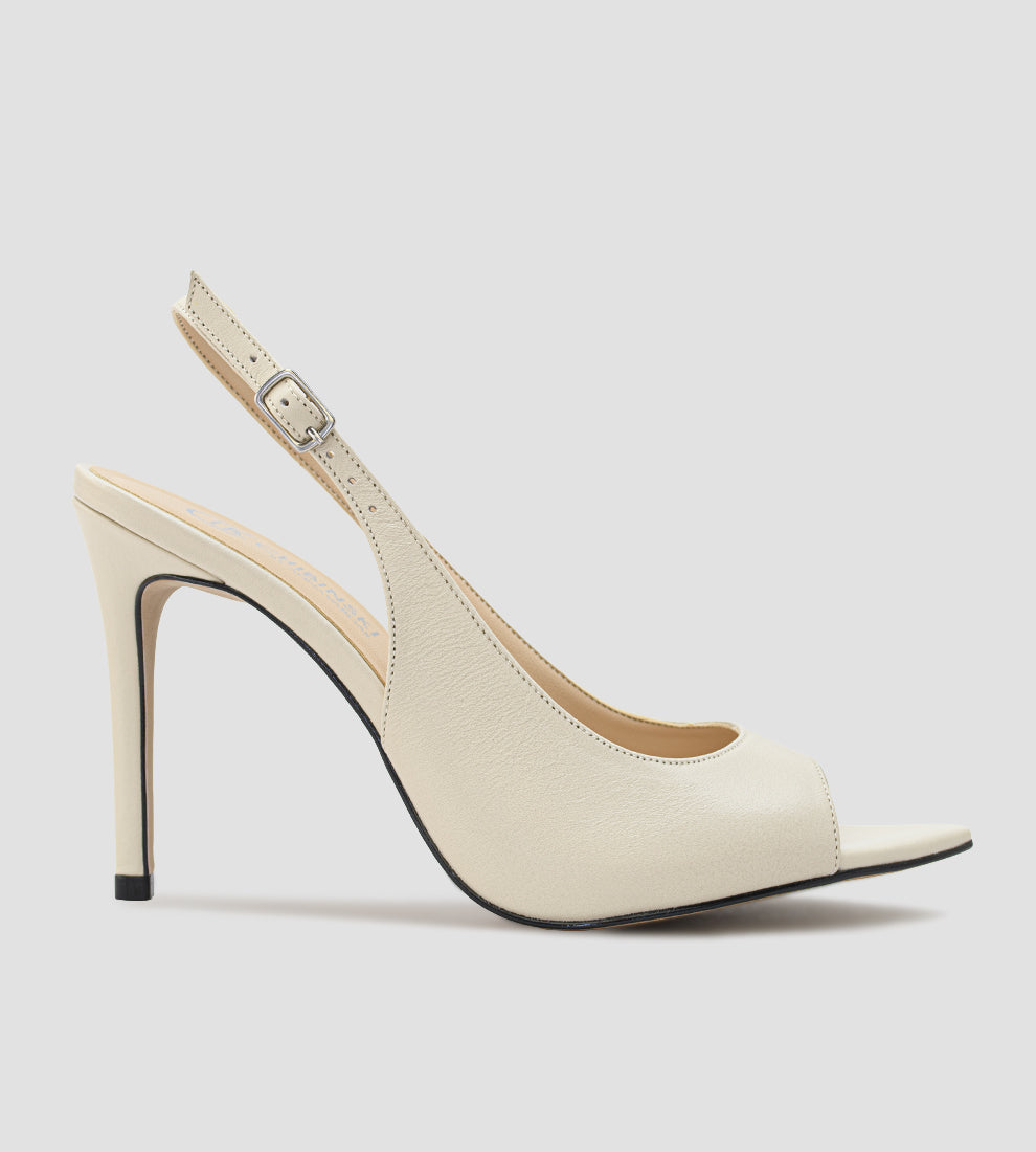 Peep toe slingback feminino em couro off white com salto alto fino de 10 cm e tira ajustável no tornozelo