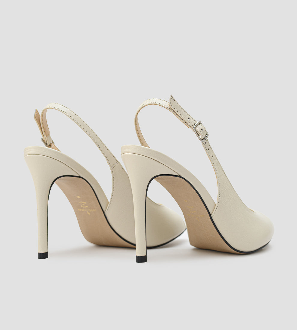 Peep toe slingback feminino em couro off white com salto alto fino de 10 cm e tira ajustável no tornozelo