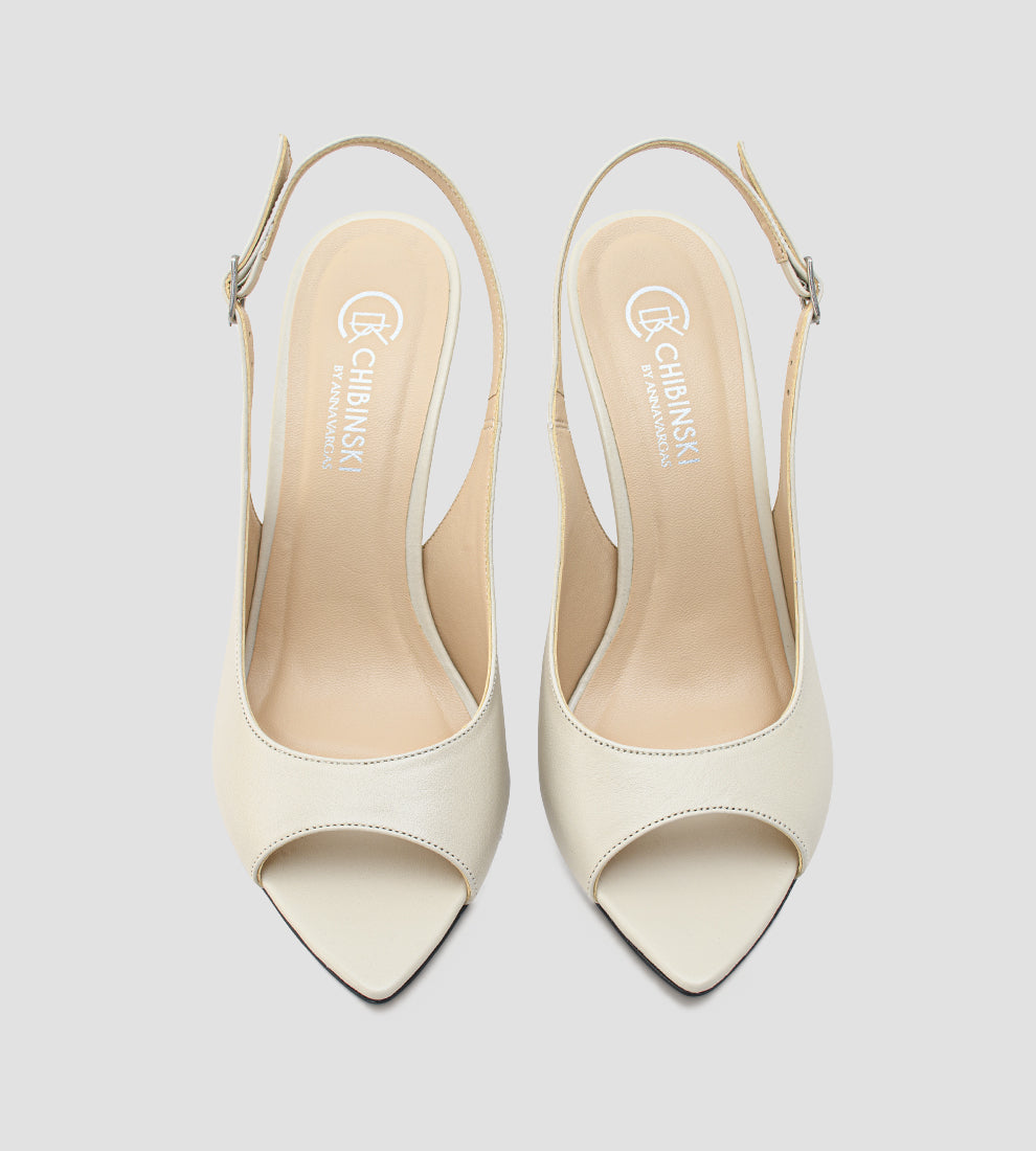 Peep toe slingback feminino em couro off white com salto alto fino de 10 cm e tira ajustável no tornozelo