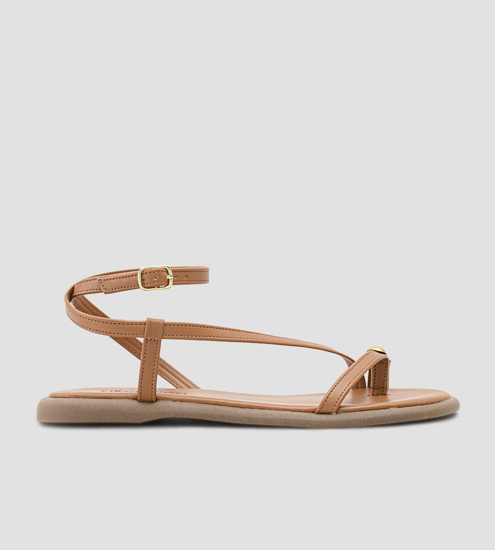 Rasteira feminina marrom com tiras finas e detalhe dourado na parte frontal, estilo elegante e confortável.