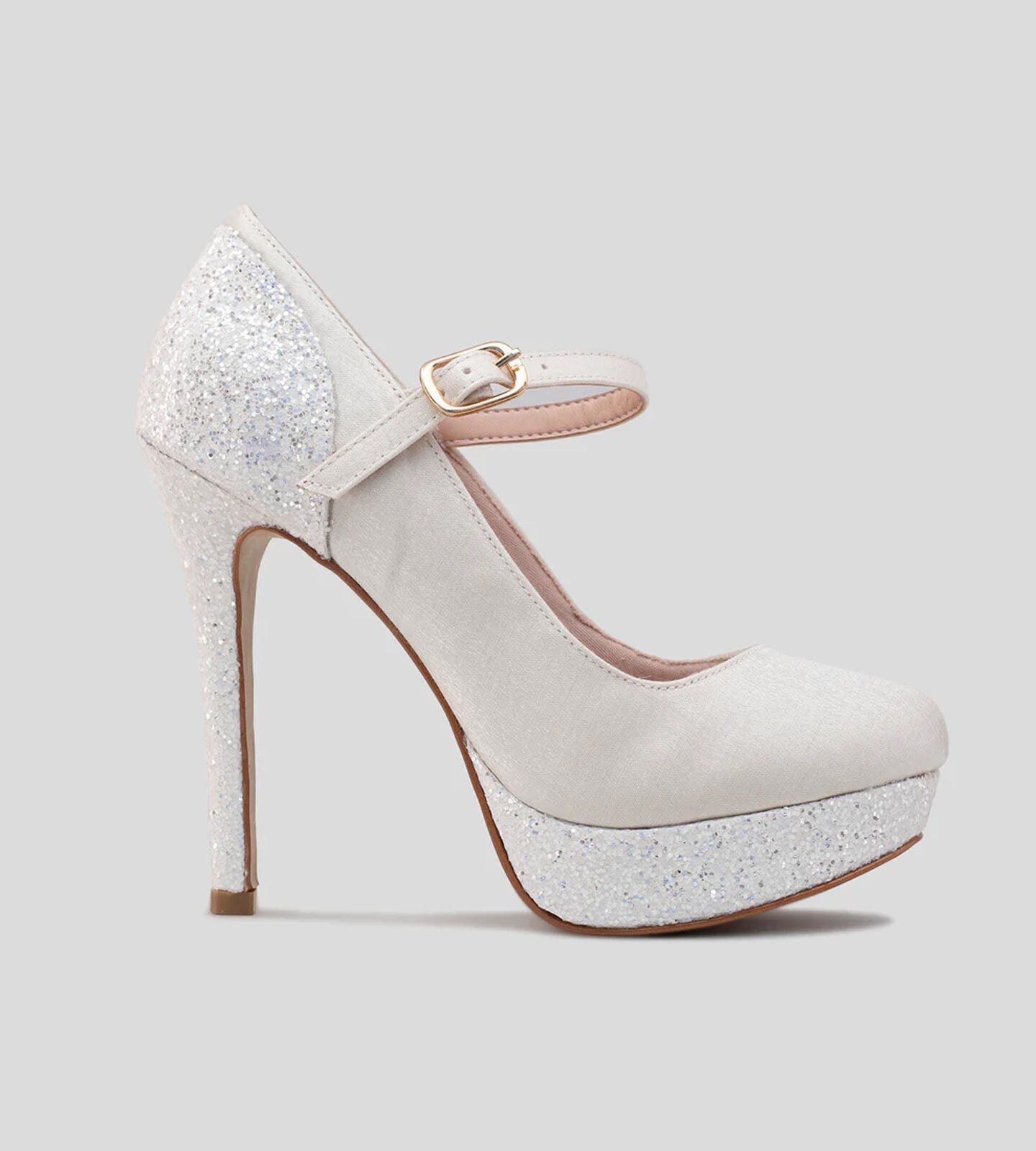 Sapato boneca em cetim off white com salto fino de 12 cm, meia pata e detalhes em glitter branco. Este modelo combina elegância e conforto, com a meia pata proporcionando estabilidade ao caminhar. O acabamento em cetim e o brilho do glitter branco conferem um toque sofisticado e glamouroso, ideal para festas e eventos especiais. Perfeito para complementar looks elegantes, garantindo que você se destaque com charme e estilo.