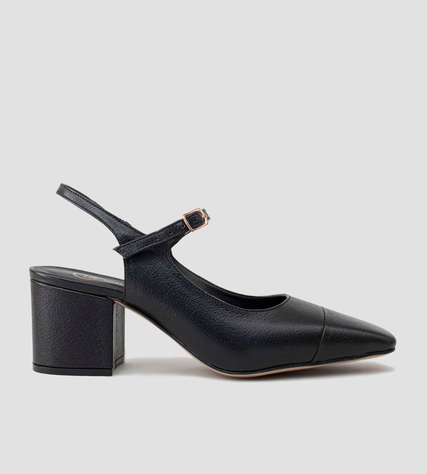 Sapato Boneca CBK em couro preto, com silhueta clássica inspirada na Mary Jane. Design exclusivo e confortável, com salto grosso de 7 cm e bico levemente quadrado. Modelo slingback que adiciona sofisticação, ideal para dias de glamour.