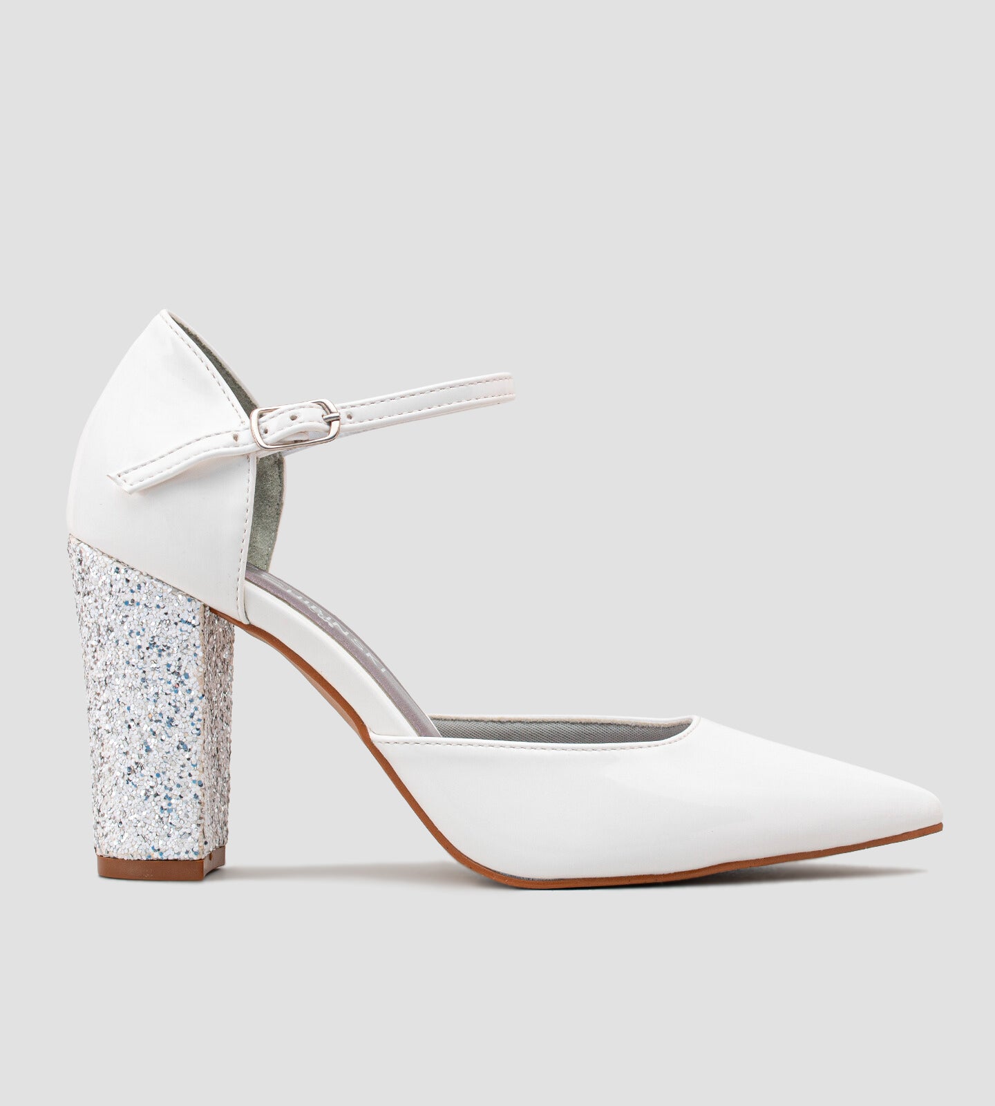 Scarpin branco em verniz com salto grosso de 10 cm, decorado com glitter. O modelo combina conforto e estilo, perfeito para eventos que pedem um toque de glamour.