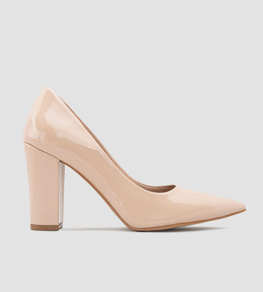 Scarpin feminino de verniz nude com salto grosso de 10 cm, design clássico de bico fino, ideal para eventos formais ou ocasiões especiais, destacando elegância e sofisticação.