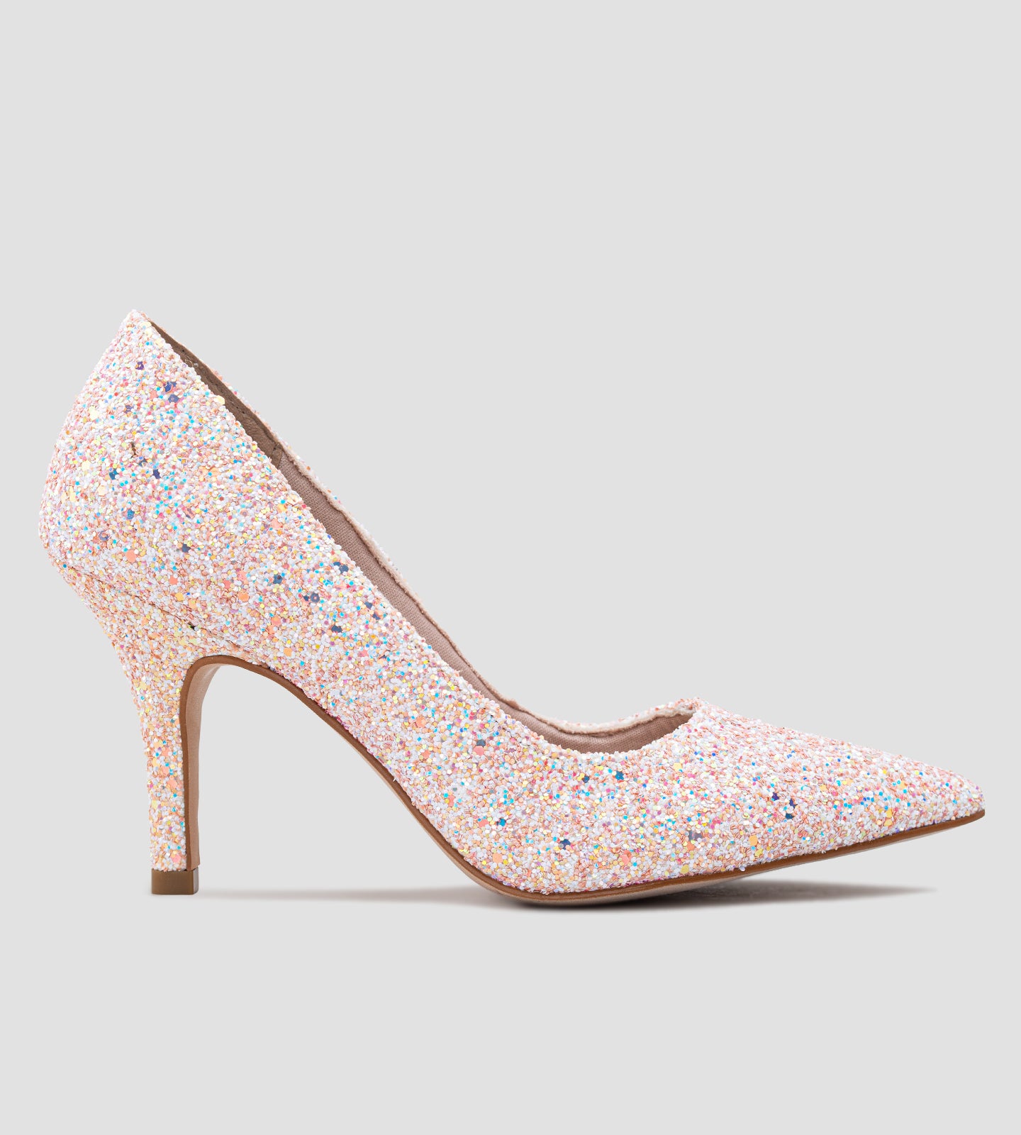 Scarpin de festa em glitter rosa rosê com salto fino de 7 cm, ideal para adicionar um toque delicado e elegante a qualquer look. O acabamento brilhante e a silhueta sofisticada tornam este modelo perfeito para eventos especiais. O salto médio oferece conforto e estabilidade, enquanto o design refinado garante que você se destaque com charme e estilo. Perfeito para complementar vestidos e roupas festivas.