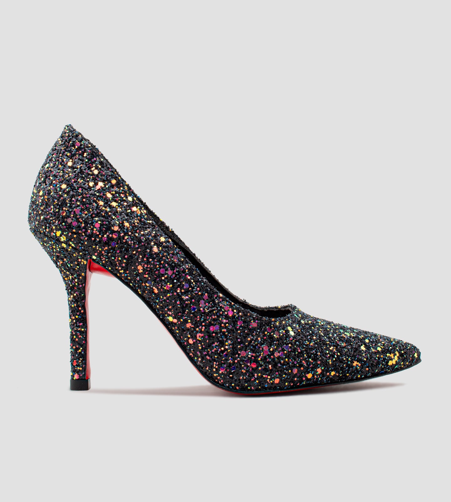 Scarpin preto com glitter e sola vermelha, salto fino de 10 cm. O design elegante e sofisticado é ideal para festas e ocasiões especiais.