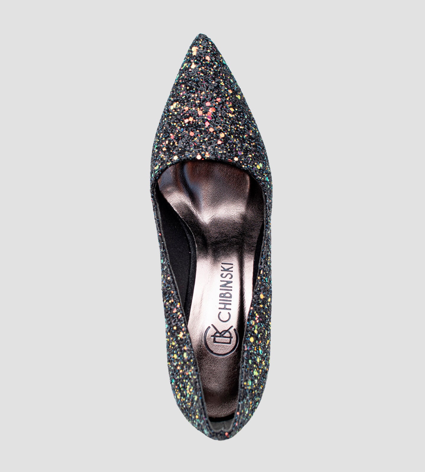 Scarpin preto com glitter e sola vermelha, salto fino de 10 cm. O design elegante e sofisticado é ideal para festas e ocasiões especiais.