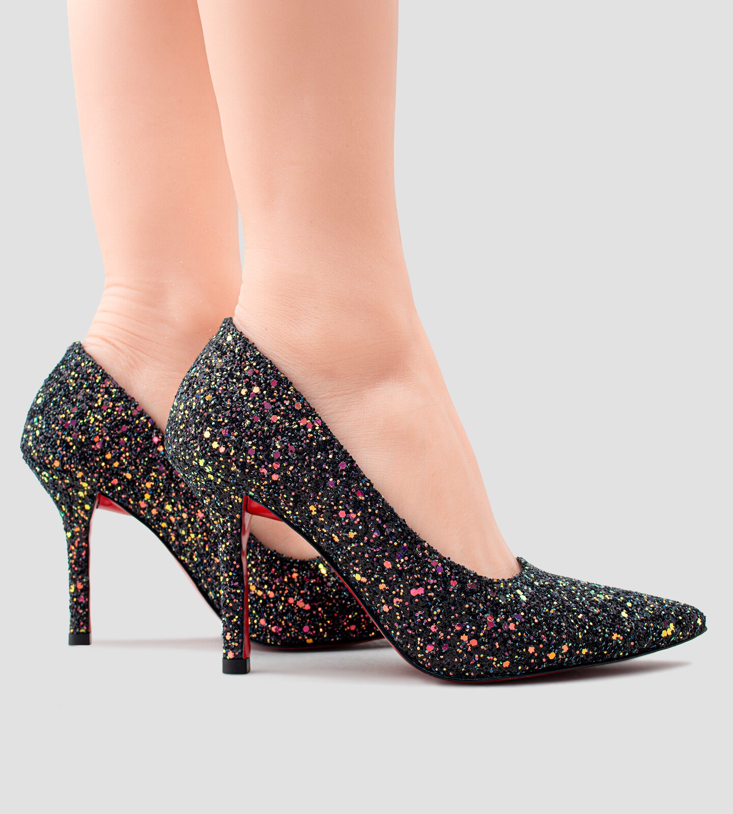 Scarpin preto com glitter e sola vermelha, salto fino de 10 cm. O design elegante e sofisticado é ideal para festas e ocasiões especiais.