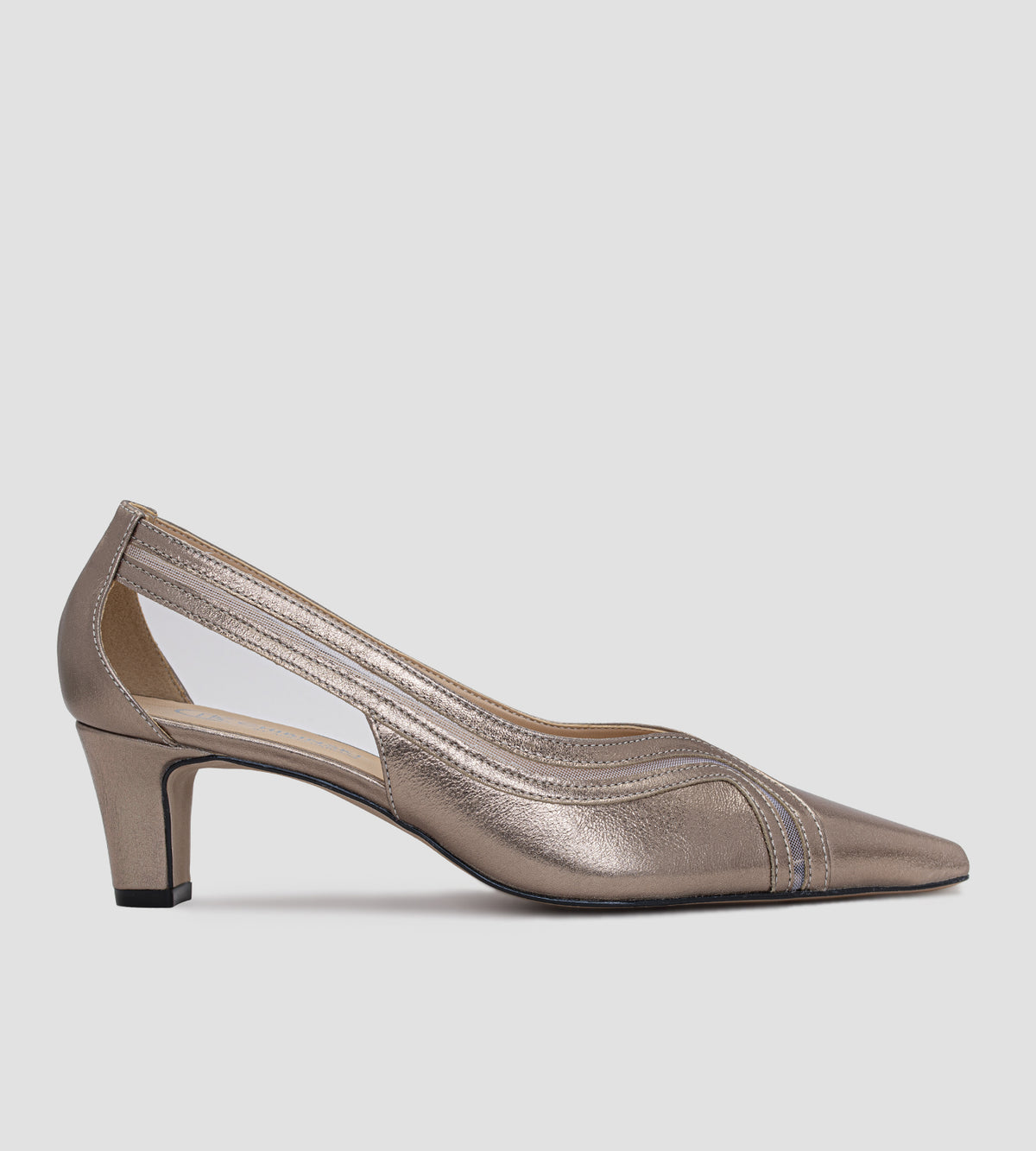 Scarpin de couro prata envelhecida com recortes laterais, detalhes de tela, bico fino e salto bloco de 6cm.