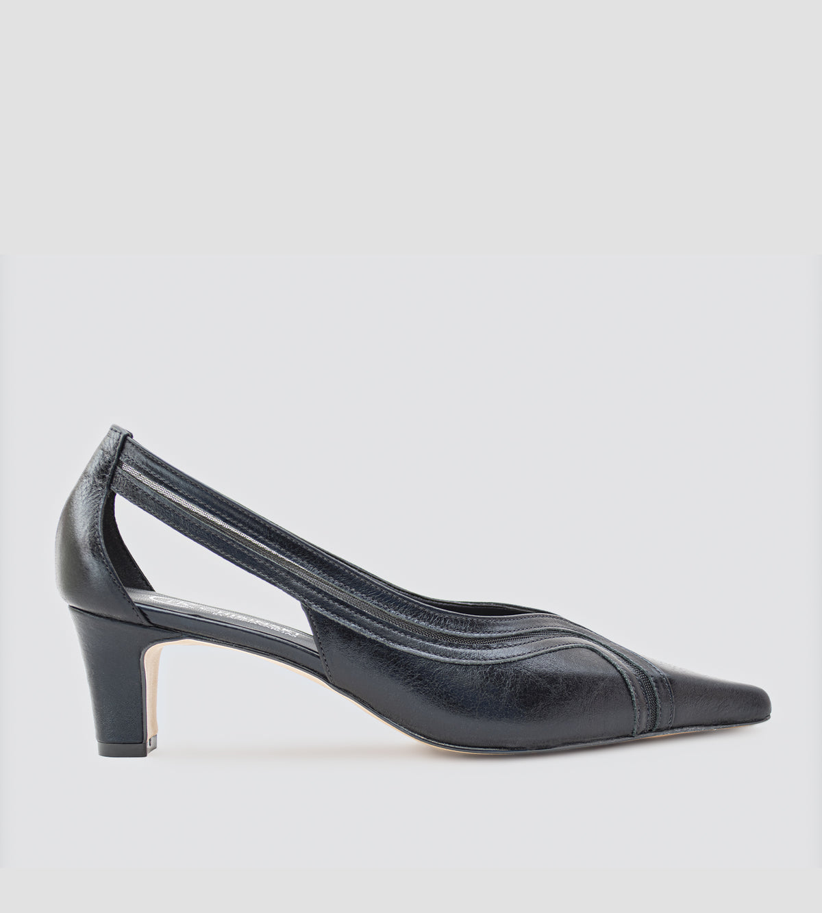 Scarpin preto de couro com recortes laterais, detalhes de tela, bico fino e salto bloco de 6cm.