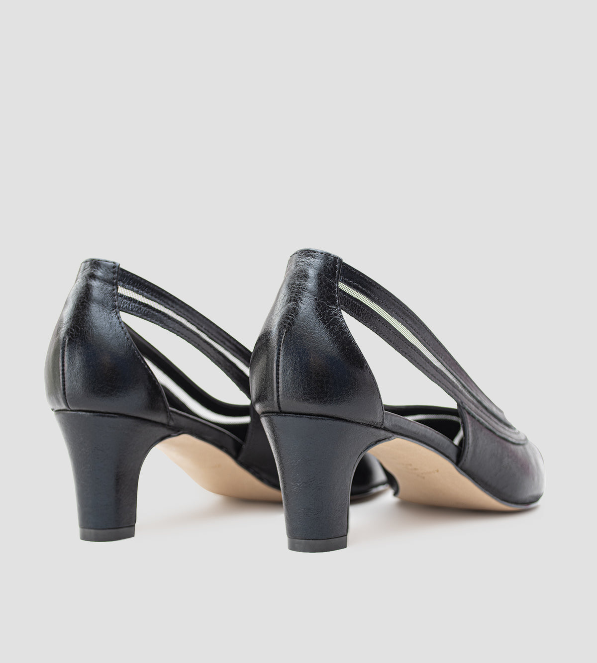 Scarpin preto de couro com recortes laterais, detalhes de tela, bico fino e salto bloco de 6cm.