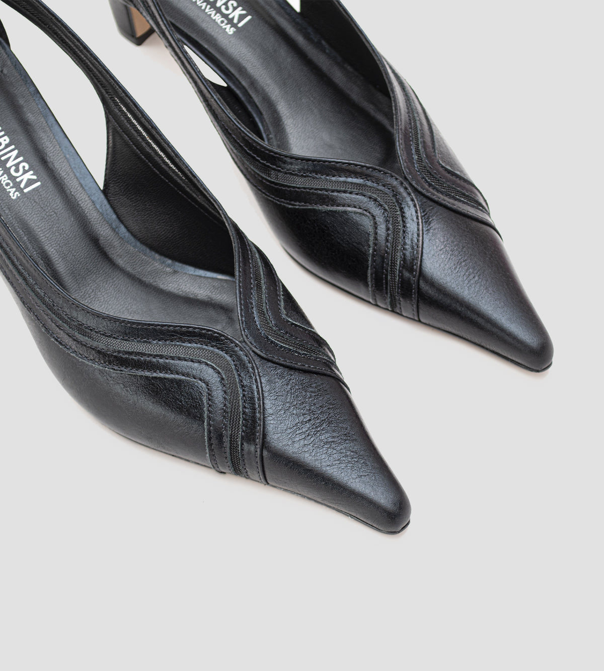 Scarpin preto de couro com recortes laterais, detalhes de tela, bico fino e salto bloco de 6cm.