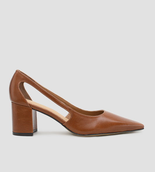Sapato feminino em couro marrom com detalhe de recorte moderno e salto médio de 7 centímetros.