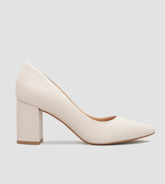 Scarpin feminino na cor marfim com acabamento fosco, salto grosso de 7 cm e bico fino, exibindo um design clássico e elegante ideal para eventos formais ou uso no dia a dia.