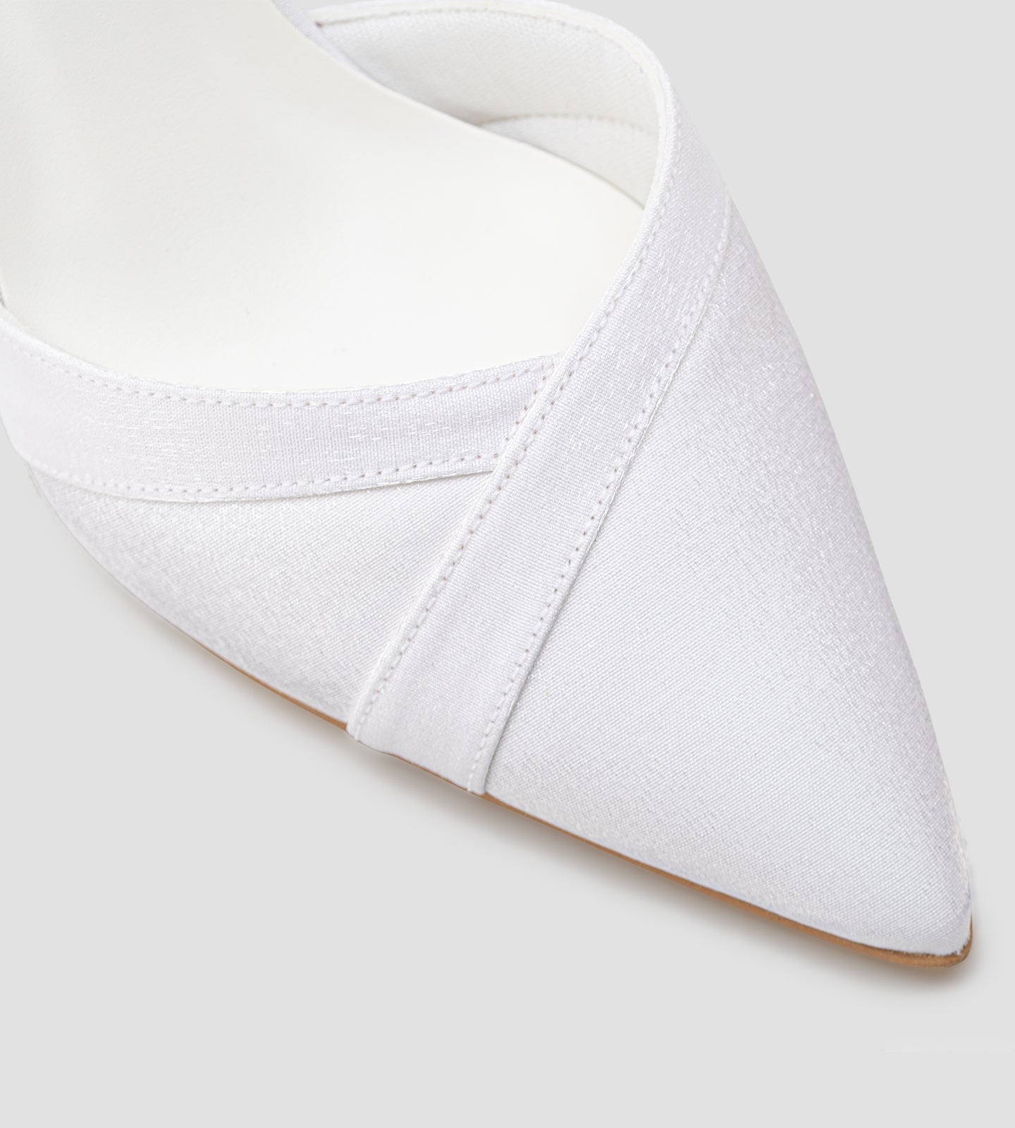 Sapato de noiva scarpin branco em tecido velvet, com bico fino, salto bloco médio de 7 cm e tira no tornozelo com fivela, exibido nos pés com calça clara.