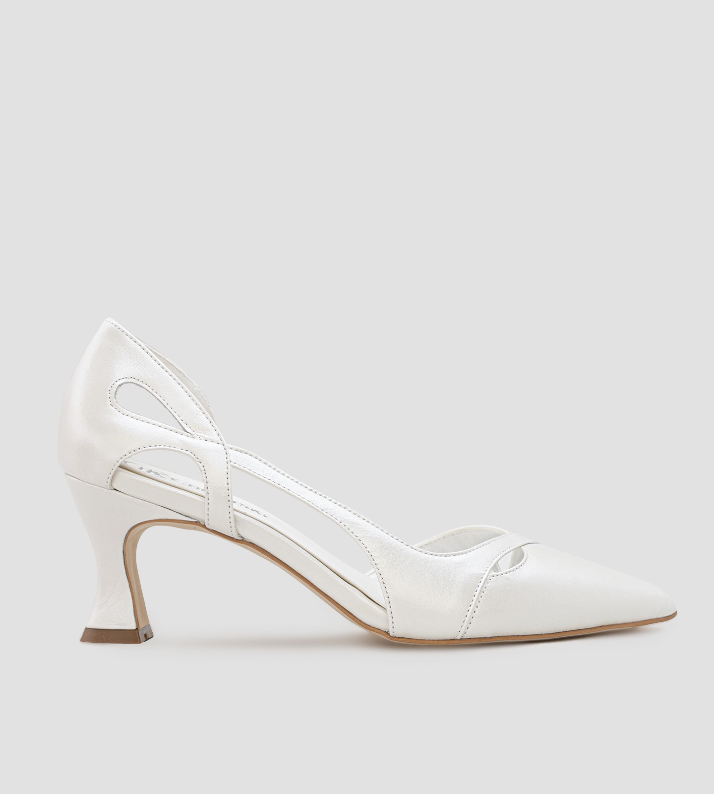 Scarpin de noiva em couro branco perolado, com bico fino, recortes laterais delicados e salto taça de 7 cm.