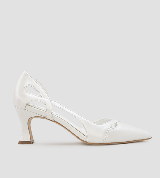 Scarpin de noiva em couro branco perolado, com bico fino, recortes laterais delicados e salto taça de 7 cm.