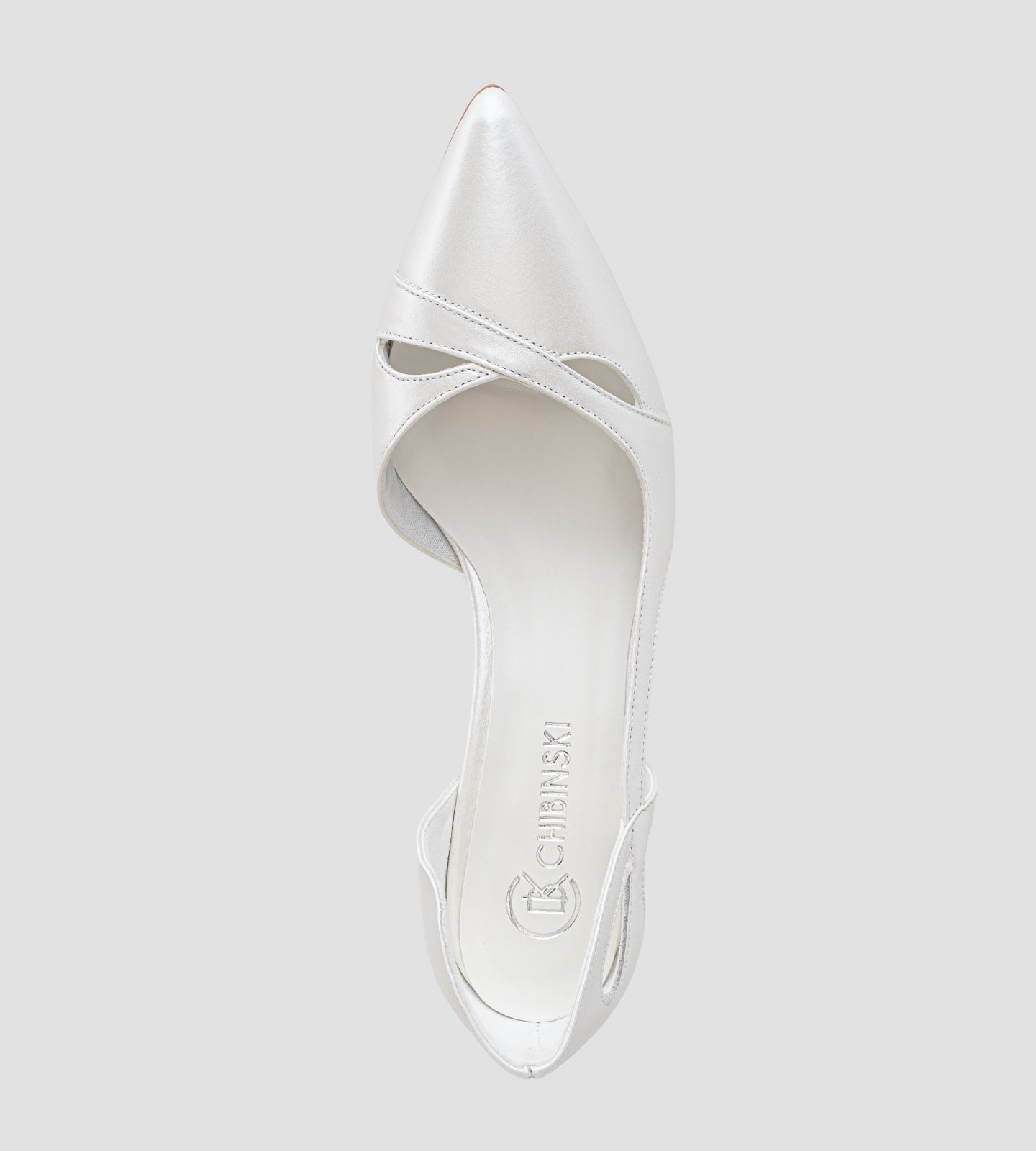 Scarpin de noiva em couro branco perolado, com bico fino, recortes laterais delicados e salto taça de 7 cm.