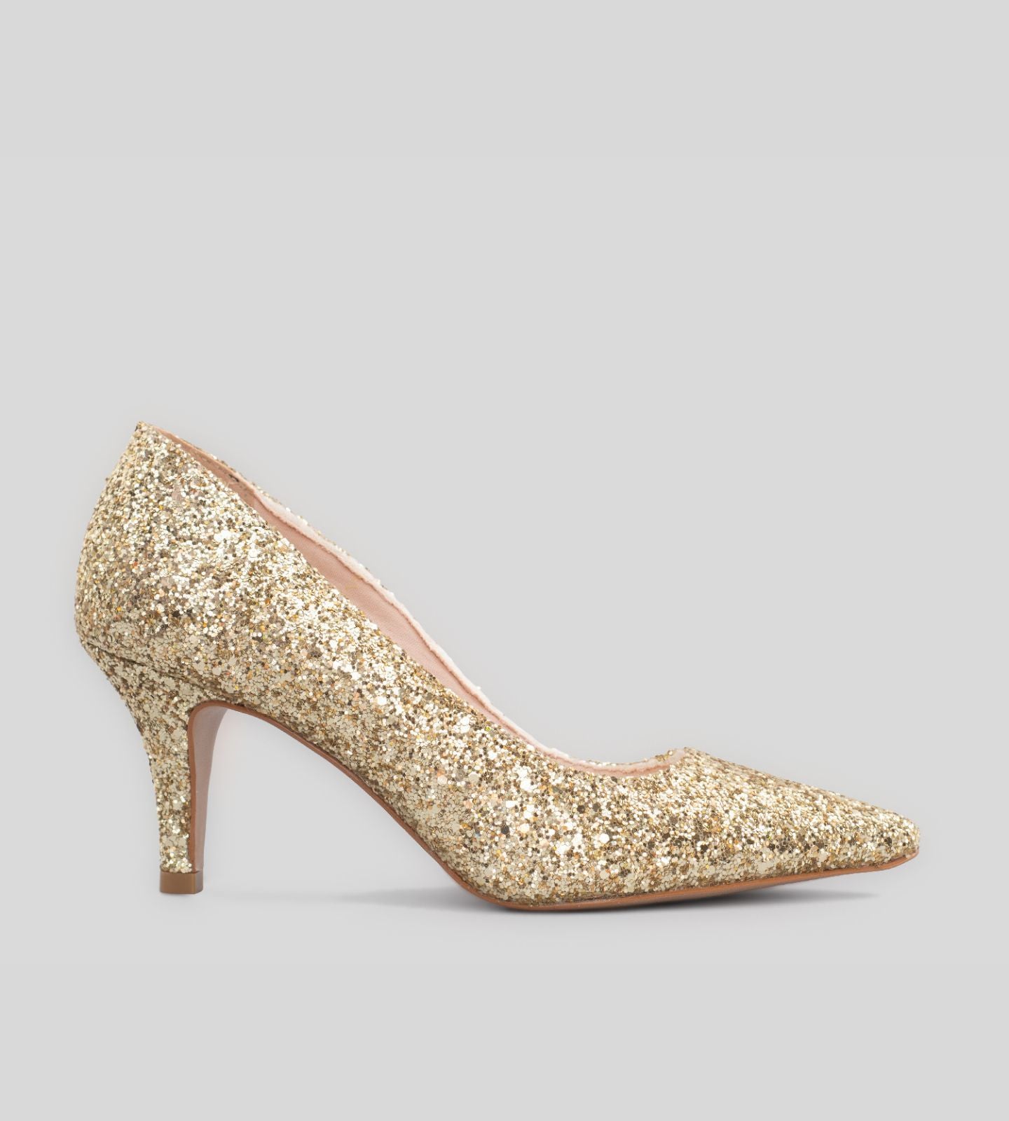 Scarpin em glitter dourado com salto de 7 cm, apresentando um design elegante e moderno. Com um acabamento brilhante, esse modelo é perfeito para ocasiões festivas e eventos especiais. A altura do salto proporciona um toque de sofisticação, enquanto o interior acolchoado garante conforto ao longo do dia. Ideal para complementar looks glamourosos e cheios de estilo.