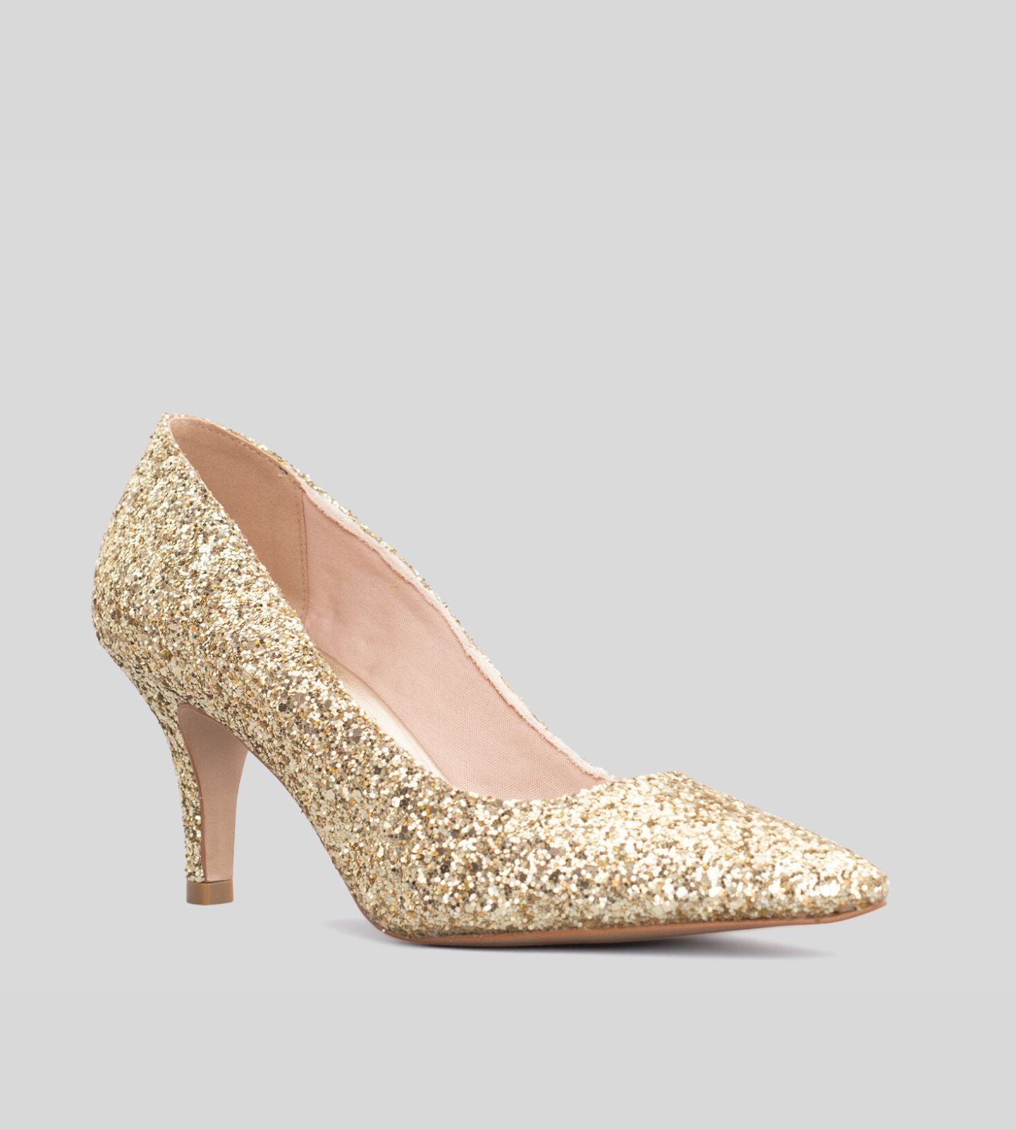 Scarpin em glitter dourado com salto de 7 cm, apresentando um design elegante e moderno. Com um acabamento brilhante, esse modelo é perfeito para ocasiões festivas e eventos especiais. A altura do salto proporciona um toque de sofisticação, enquanto o interior acolchoado garante conforto ao longo do dia. Ideal para complementar looks glamourosos e cheios de estilo.