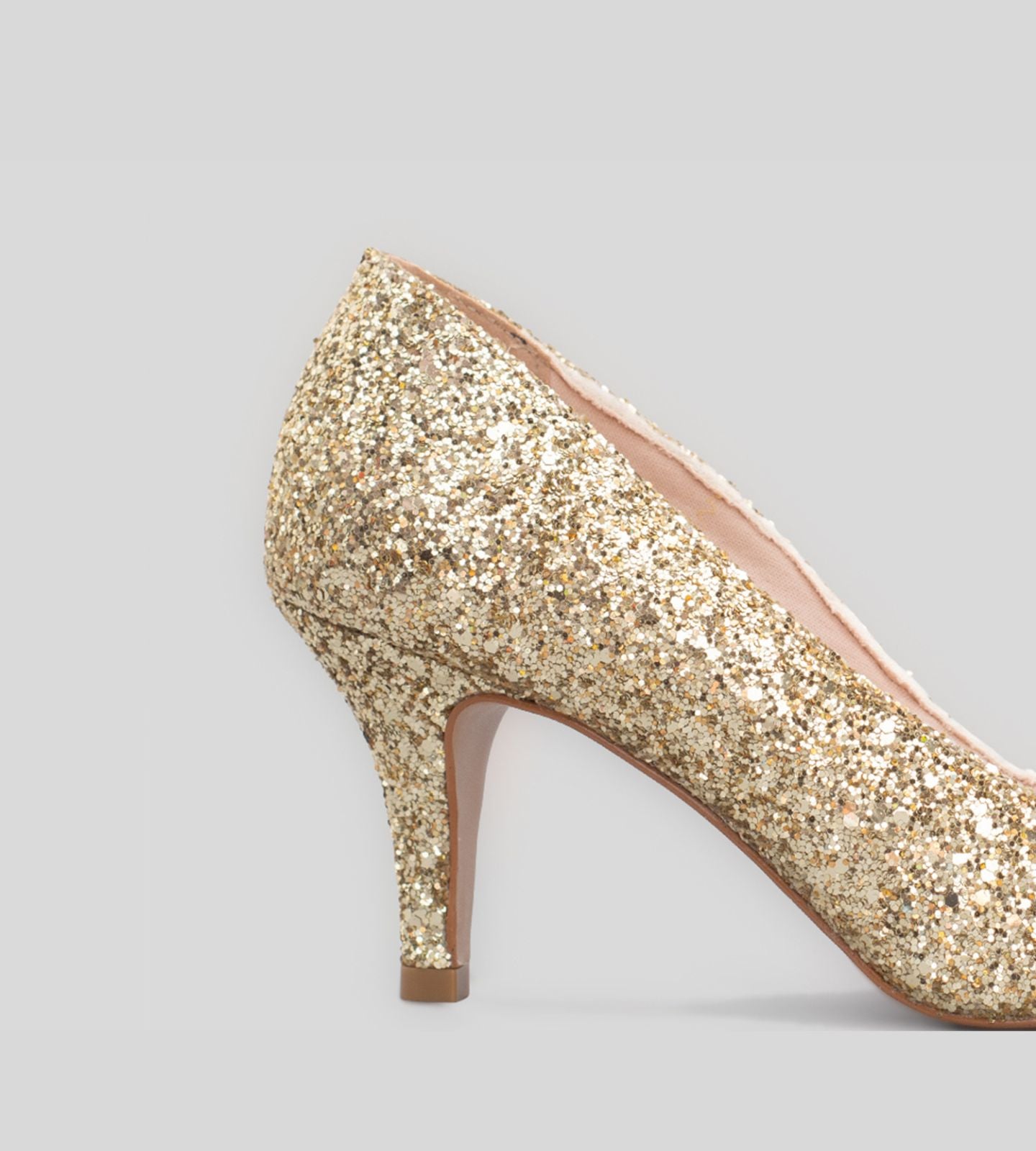 Scarpin em glitter dourado com salto de 7 cm, apresentando um design elegante e moderno. Com um acabamento brilhante, esse modelo é perfeito para ocasiões festivas e eventos especiais. A altura do salto proporciona um toque de sofisticação, enquanto o interior acolchoado garante conforto ao longo do dia. Ideal para complementar looks glamourosos e cheios de estilo.