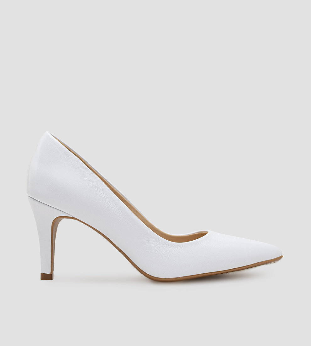 Scarpin branco de couro legítimo para noiva com salto fino de 8 cm e bico fino.