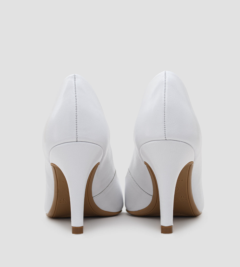 Scarpin branco de couro legítimo para noiva com salto fino de 8 cm e bico fino.