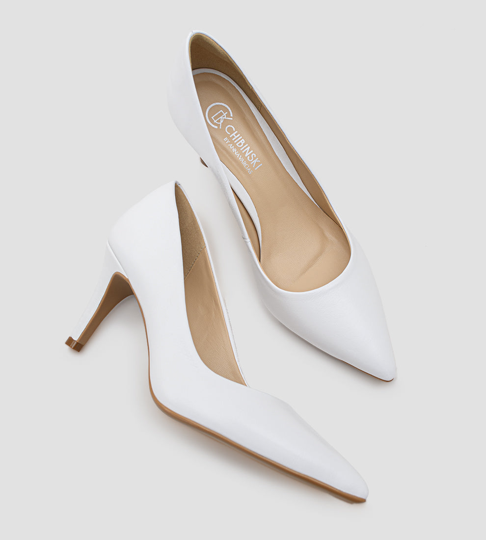 Scarpin branco de couro legítimo para noiva com salto fino de 8 cm e bico fino.