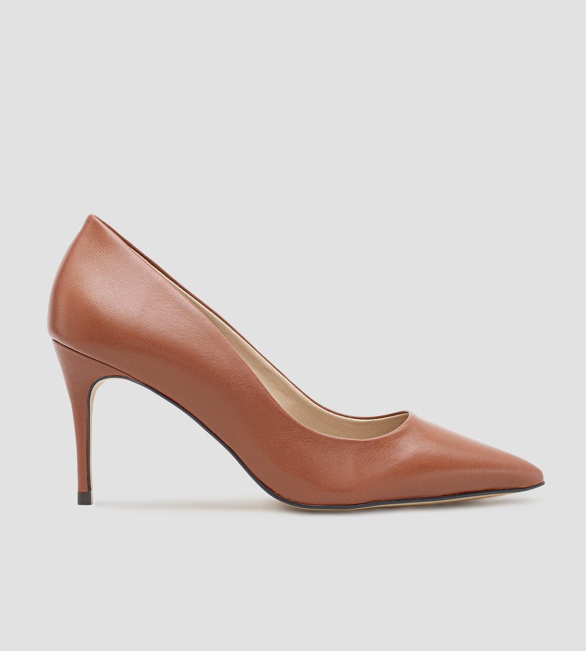 Scarpin de couro pelica marrom com bico fino e salto fino de 8cm.