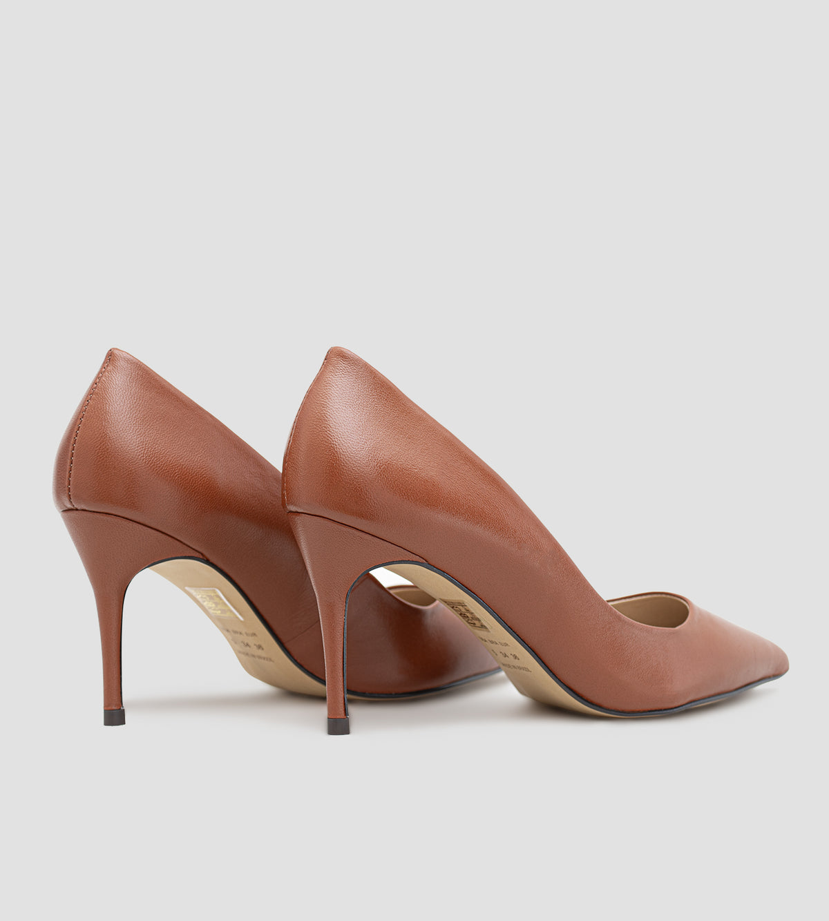 Scarpin de couro pelica marrom com bico fino e salto fino de 8cm.