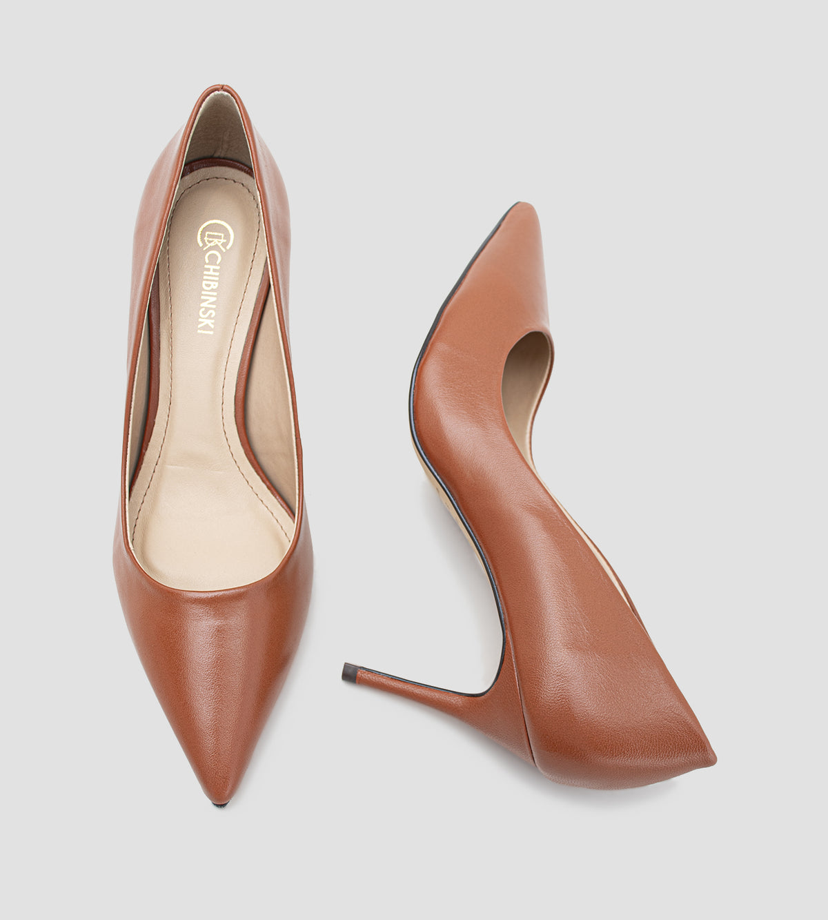 Scarpin de couro pelica marrom com bico fino e salto fino de 8cm.