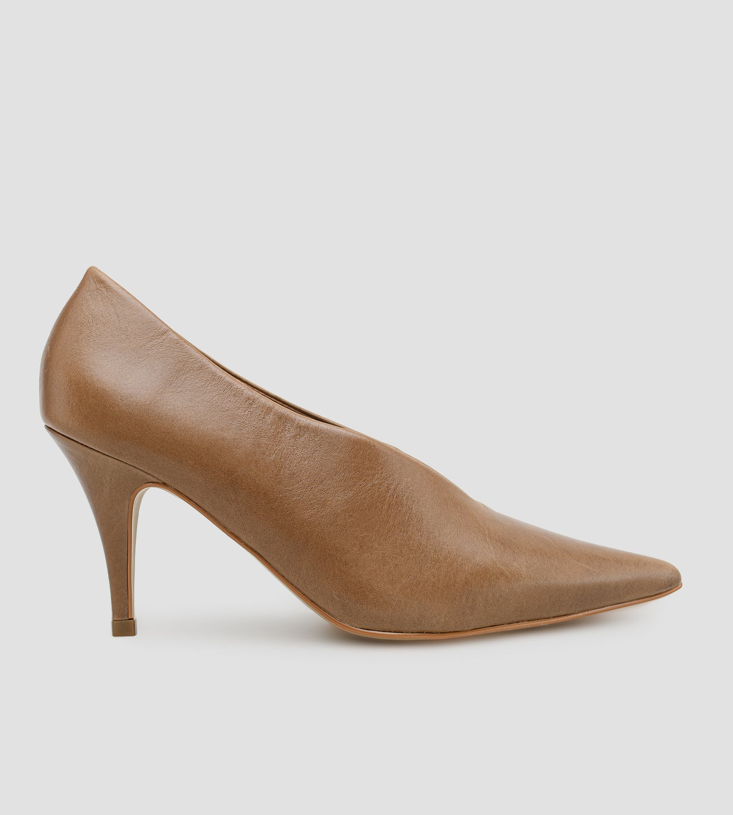 Scarpin feminino de couro marrom com bico fino e salto médio fino de aproximadamente 8 cm, modelo clássico e elegante ideal para trabalho, eventos e looks sofisticados.