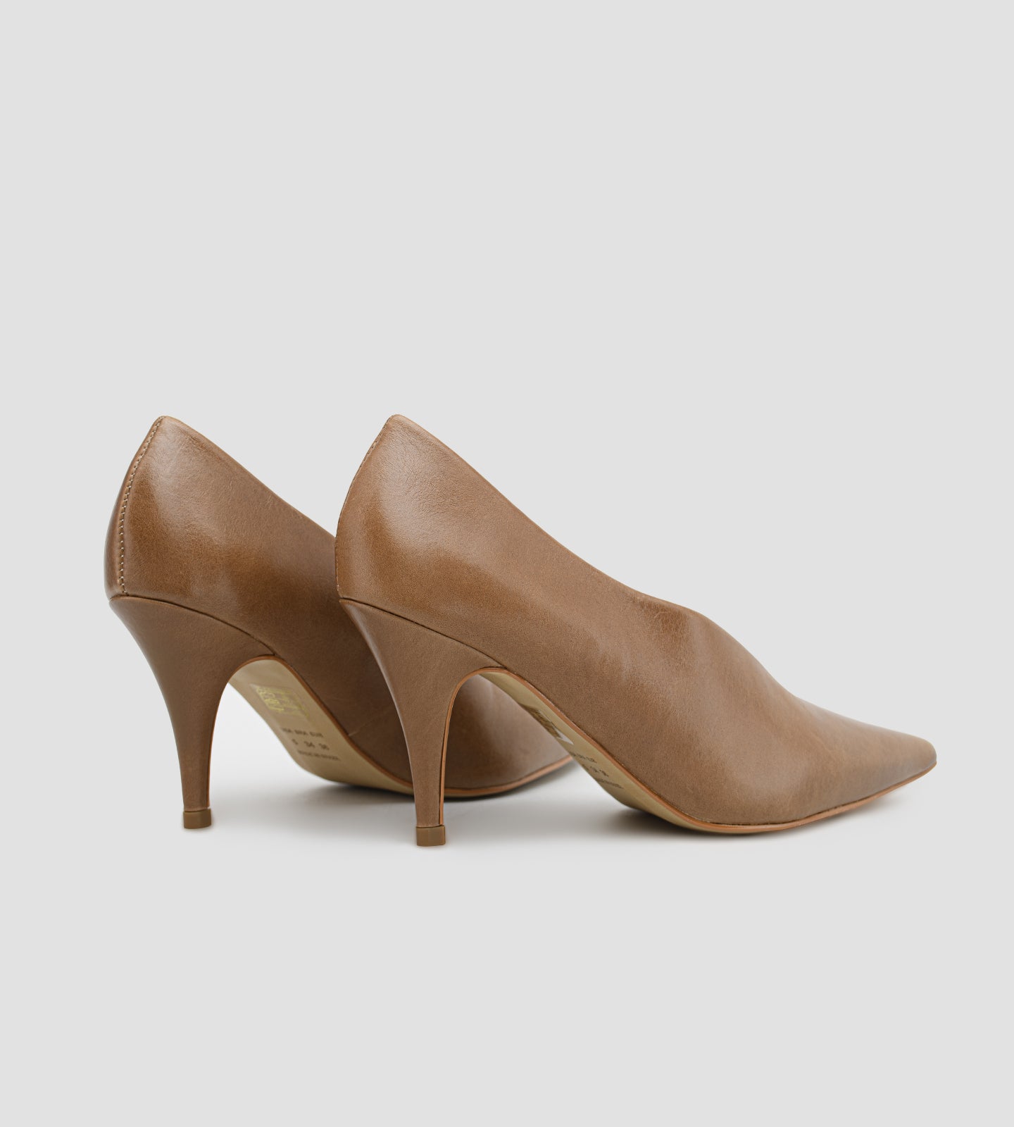 Scarpin feminino de couro marrom com bico fino e salto médio fino de aproximadamente 8 cm, modelo clássico e elegante ideal para trabalho, eventos e looks sofisticados.