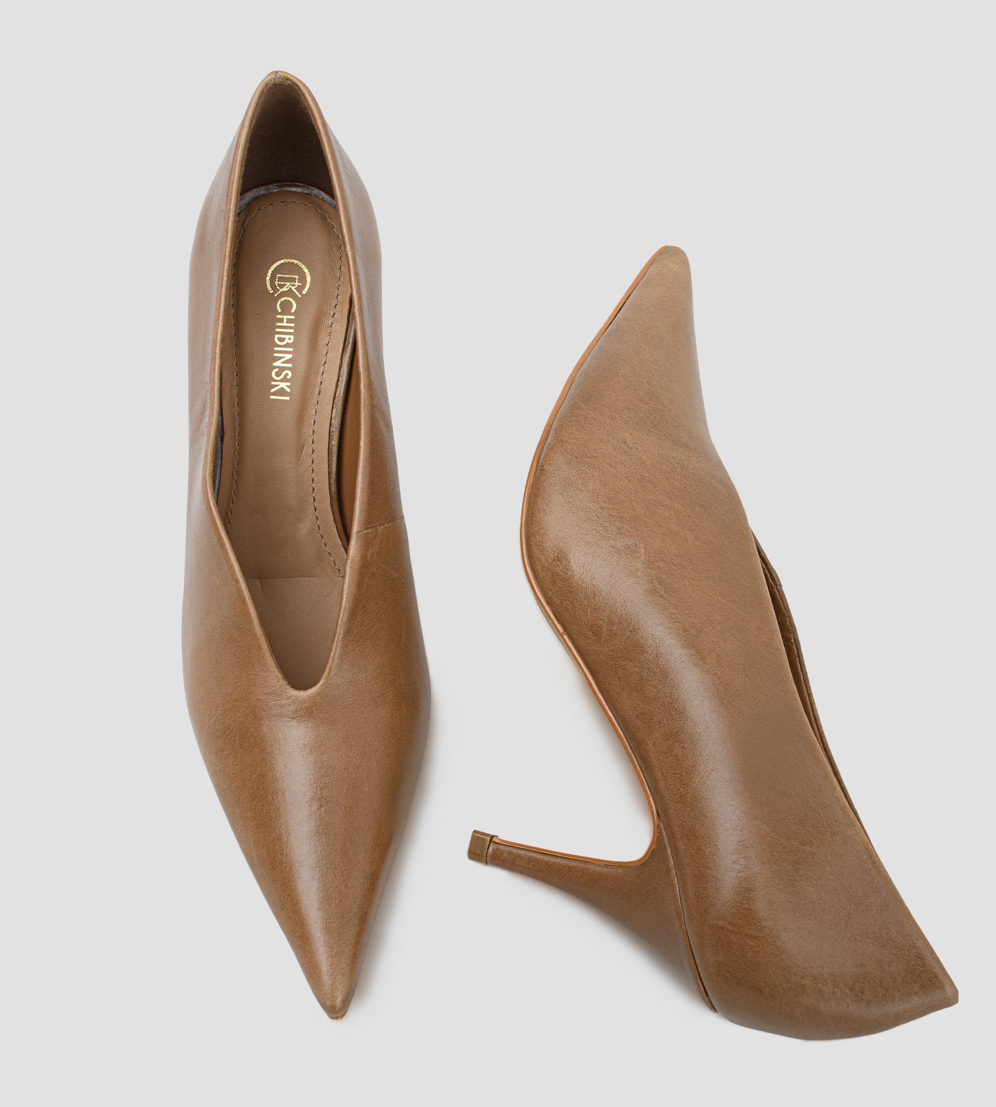 Scarpin feminino de couro marrom com bico fino e salto médio fino de aproximadamente 8 cm, modelo clássico e elegante ideal para trabalho, eventos e looks sofisticados.