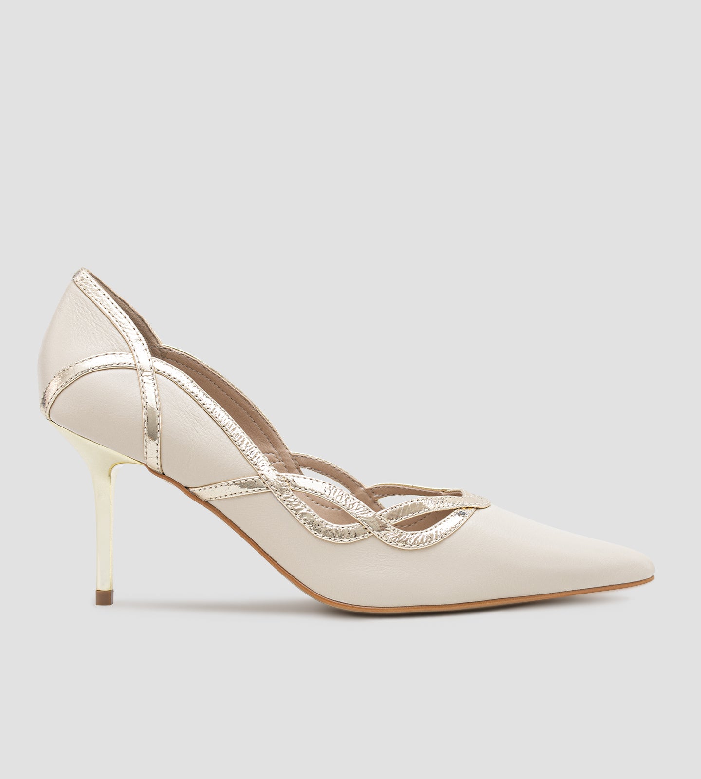 scarpin feminino em couro bege claro com salto fino de 8cm, bico fino e detalhe ondulado metalizado sofisticado.