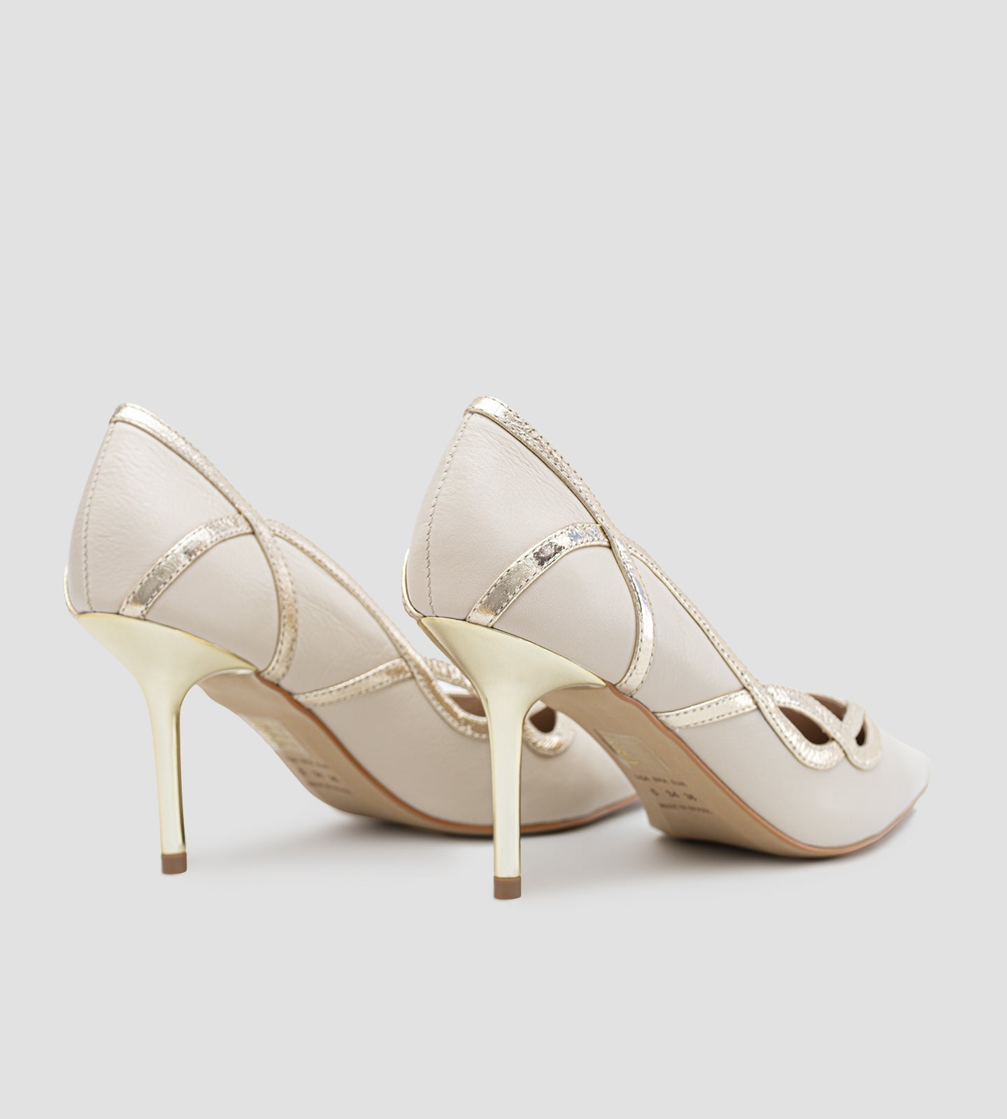 scarpin feminino em couro bege claro com salto fino de 8cm, bico fino e detalhe ondulado metalizado sofisticado.