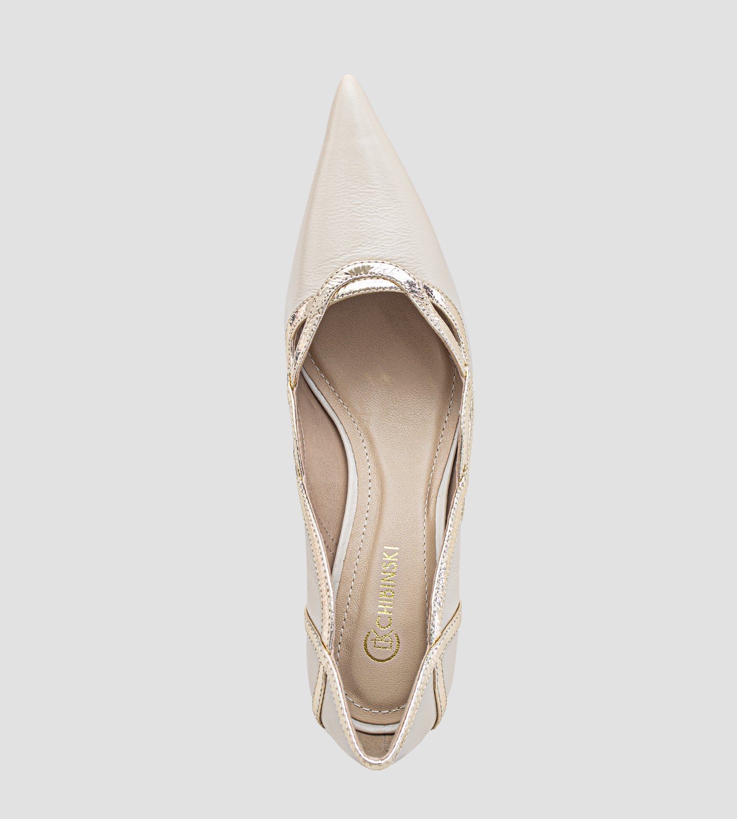 scarpin feminino em couro bege claro com salto fino de 8cm, bico fino e detalhe ondulado metalizado sofisticado.