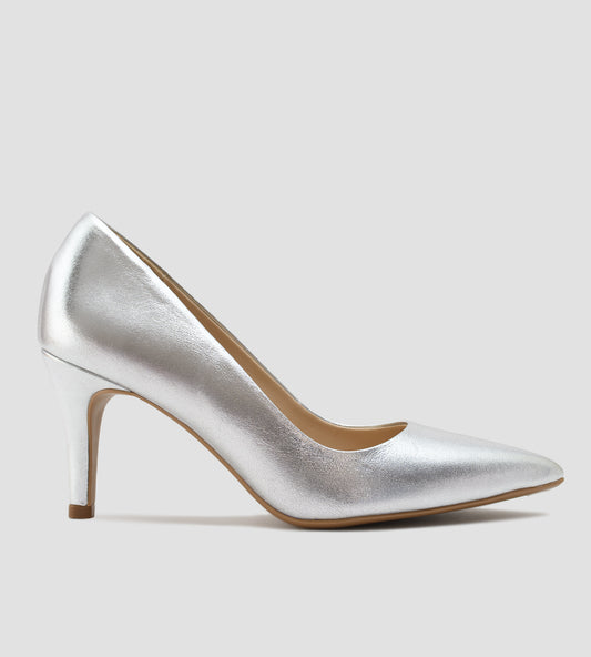 Scarpin feminino prata em couro metalizado com bico fino e salto de 8cm.