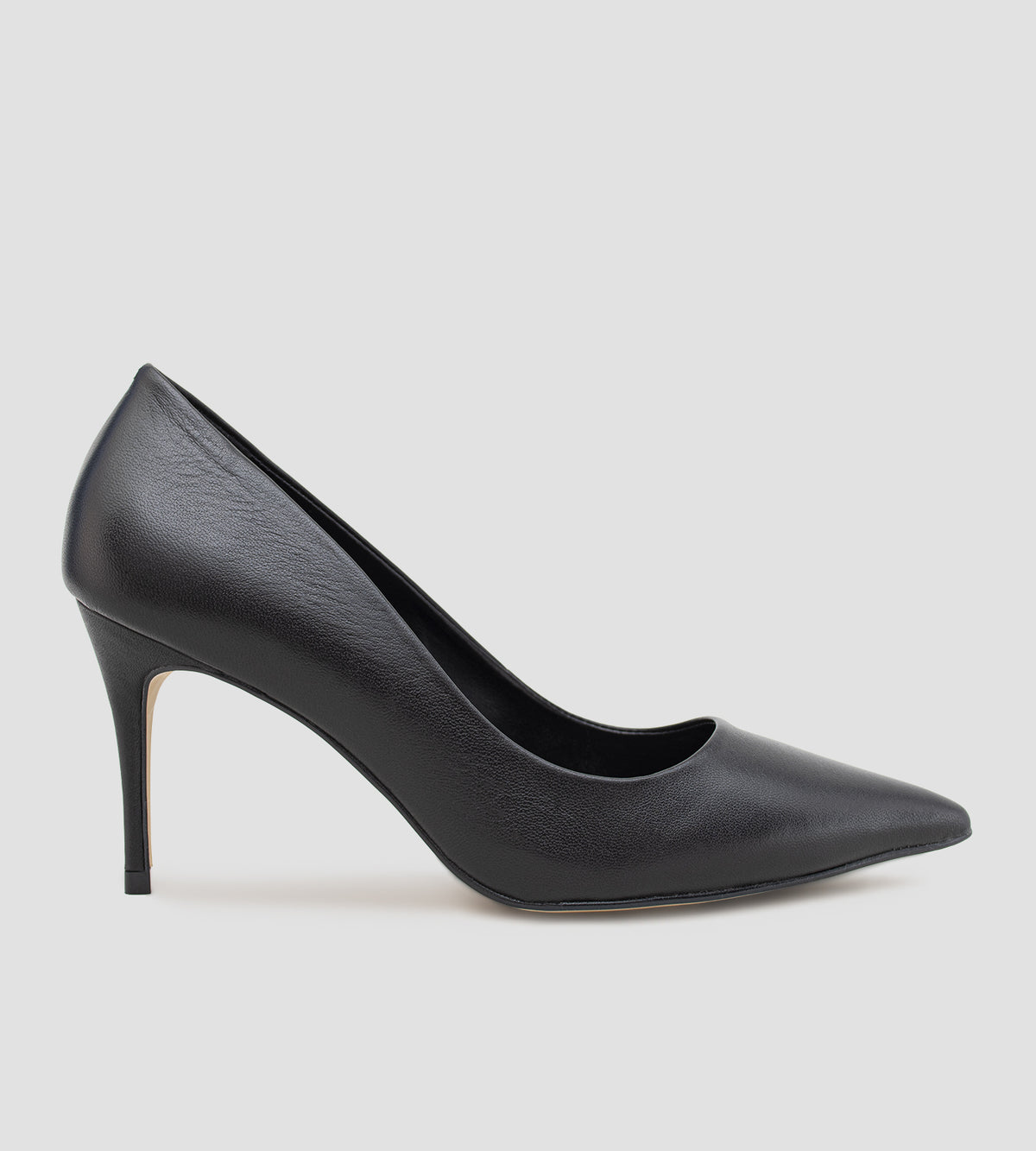 Scarpin de couro pelica preto com bico fino e salto fino de 8cm.