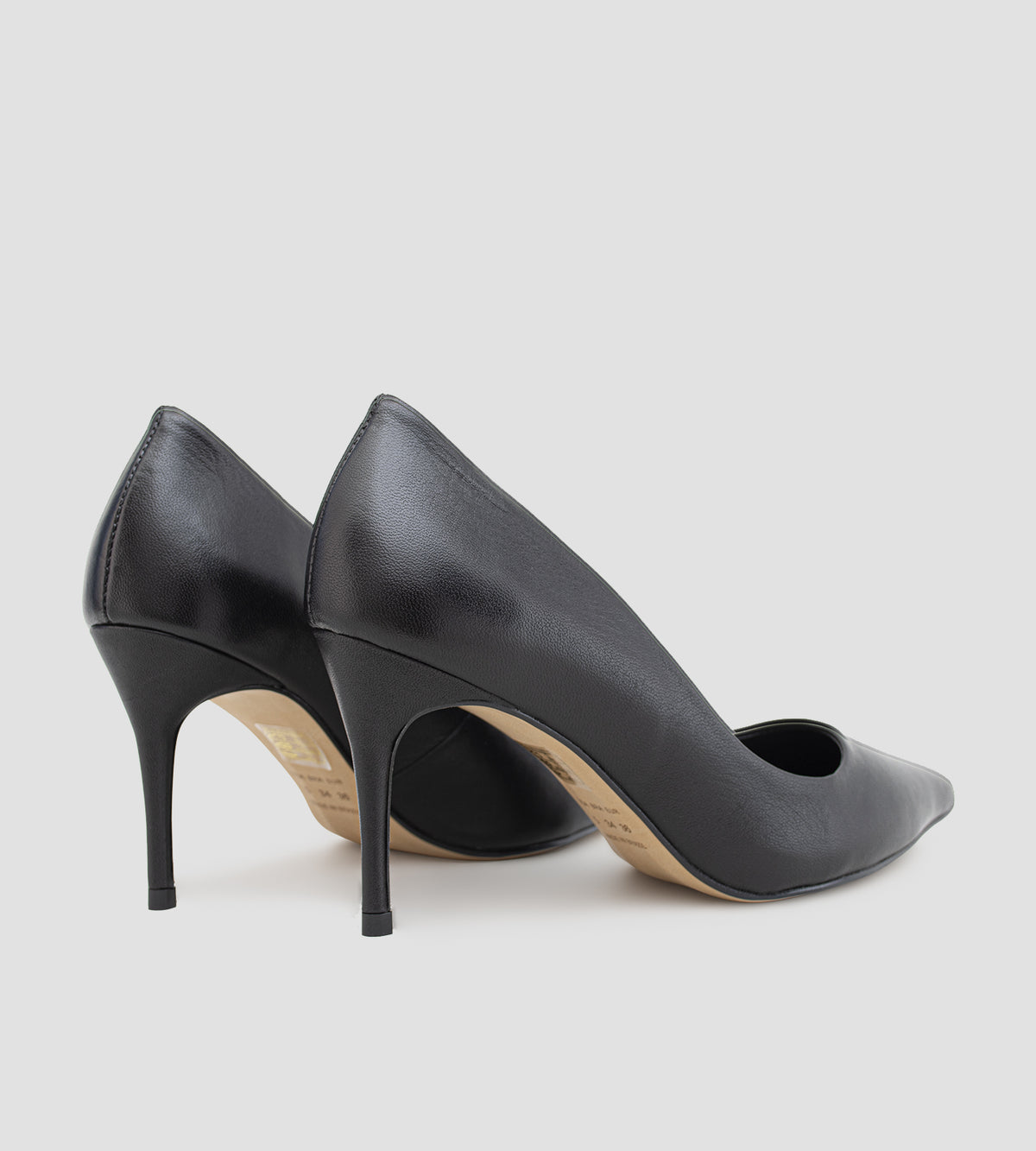 Scarpin de couro pelica preto com bico fino e salto fino de 8cm.