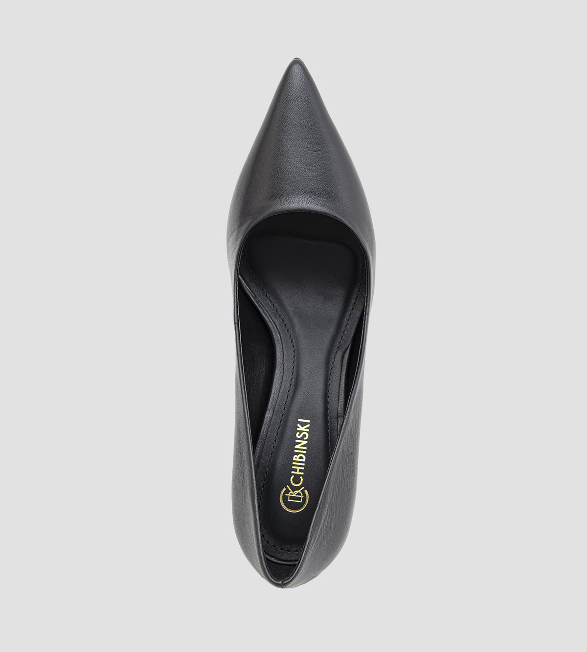 Scarpin de couro pelica preto com bico fino e salto fino de 8cm.