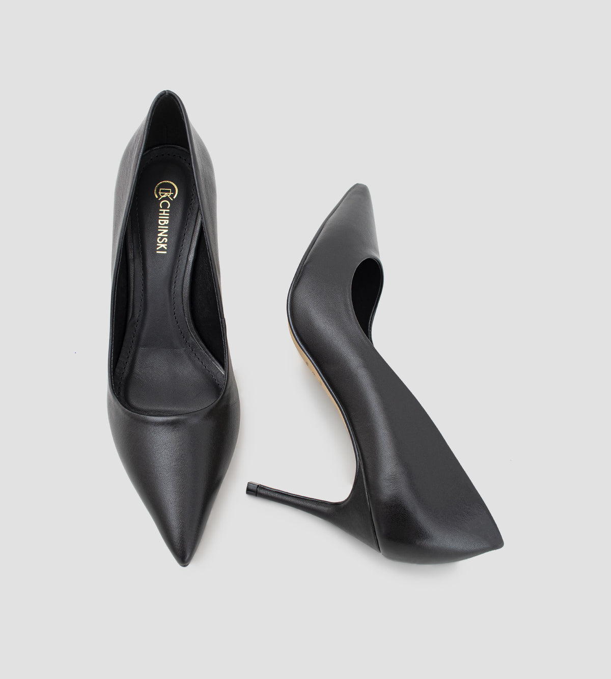 Scarpin de couro pelica preto com bico fino e salto fino de 8cm.