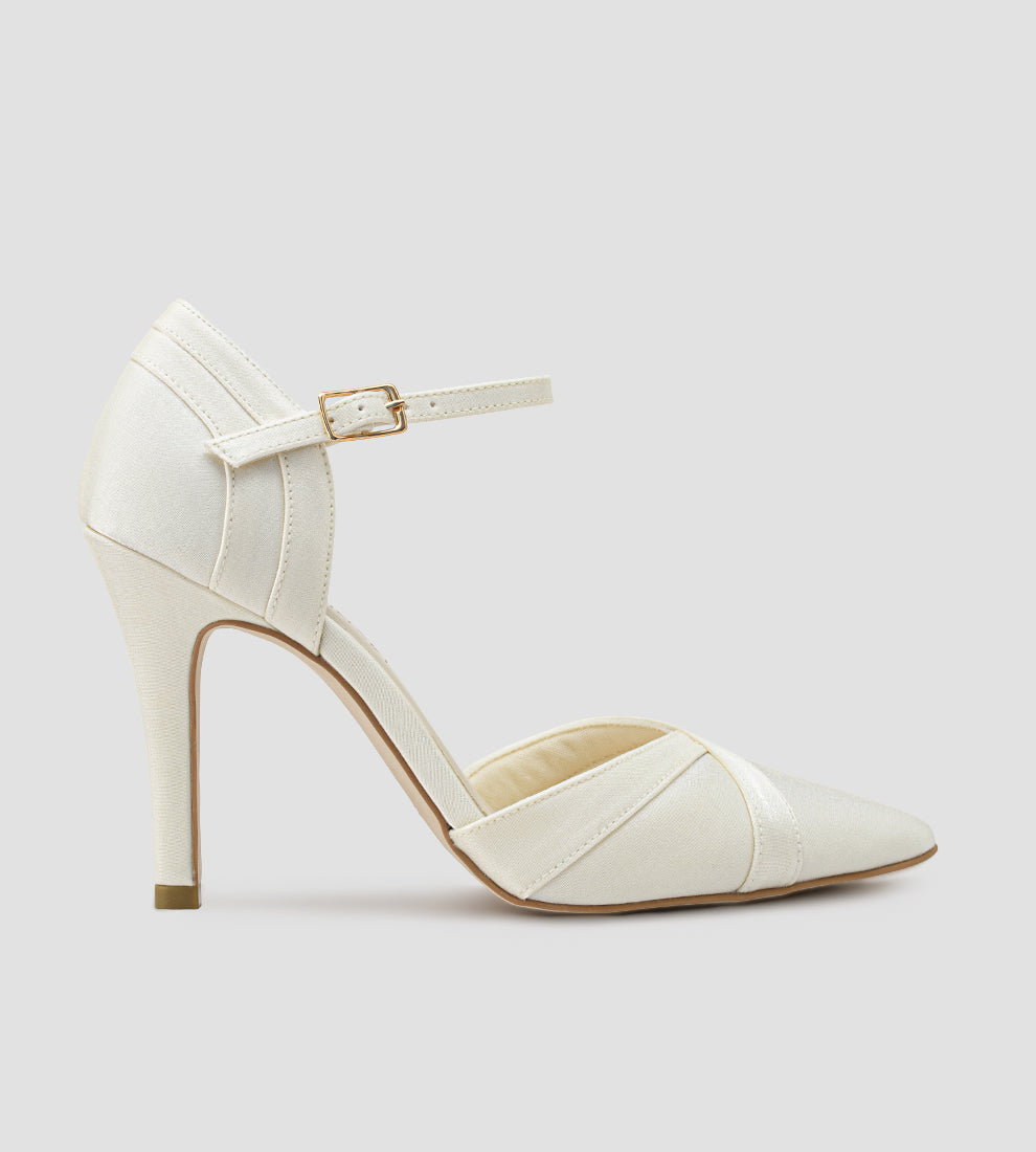carpin off white para noiva em tecido velvet com brilho sutil, salto alto fino de 10 cm e tornozeleira ajustável.