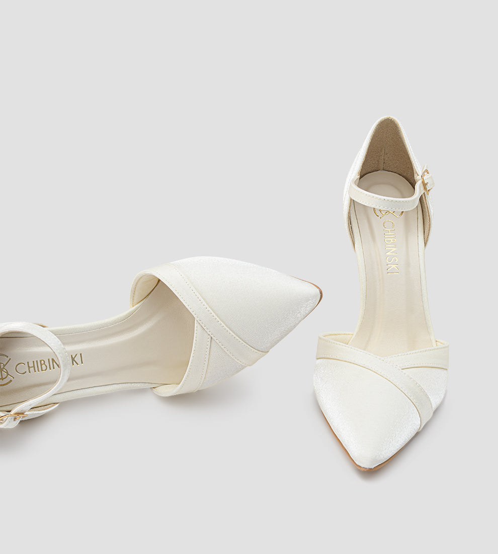 carpin off white para noiva em tecido velvet com brilho sutil, salto alto fino de 10 cm e tornozeleira ajustável.