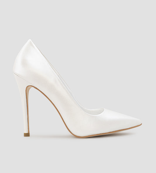 Scarpin de noiva em couro perolado branco, com bico fino elegante e salto alto de 12 cm, destacando acabamento sofisticado e brilho sutil