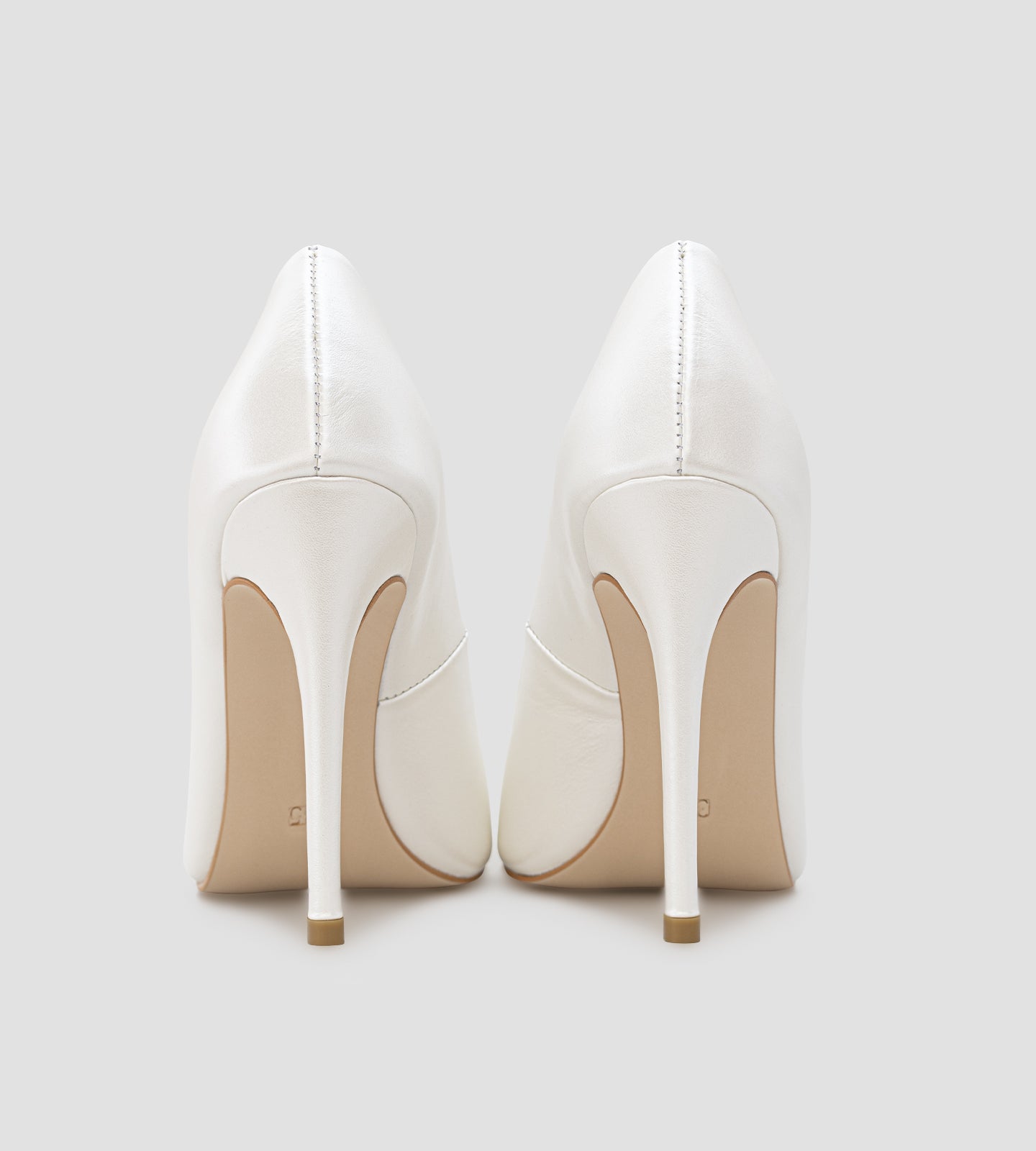 Scarpin de noiva em couro perolado branco, com bico fino elegante e salto alto de 12 cm, destacando acabamento sofisticado e brilho sutil