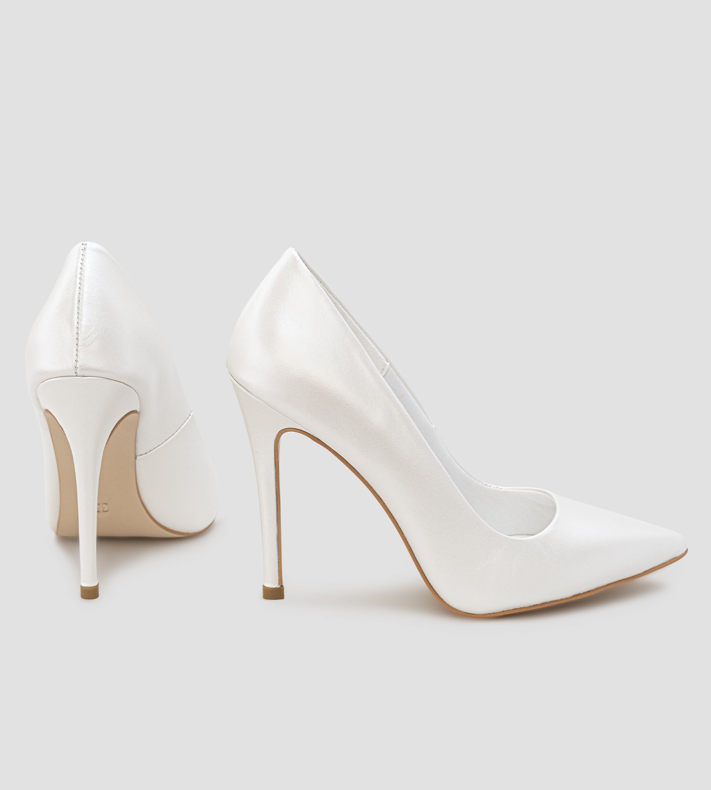 Scarpin de noiva em couro perolado branco, com bico fino elegante e salto alto de 12 cm, destacando acabamento sofisticado e brilho sutil