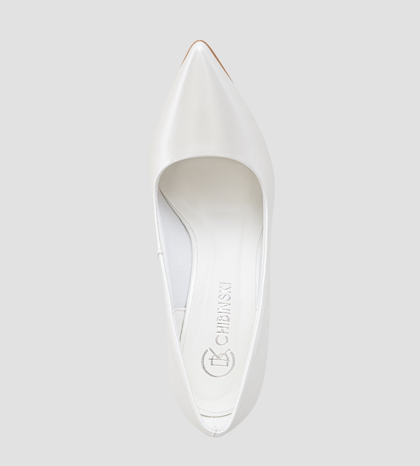 Scarpin de noiva em couro perolado branco, com bico fino elegante e salto alto de 12 cm, destacando acabamento sofisticado e brilho sutil