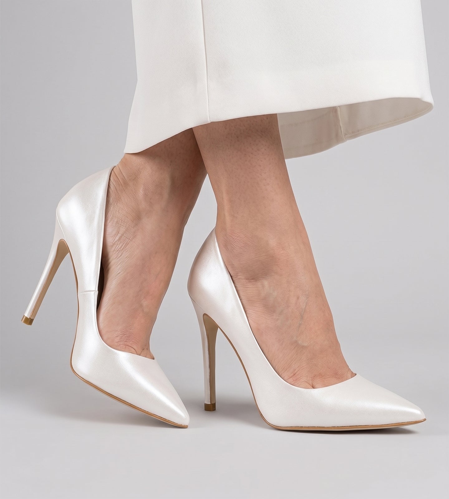 Scarpin de noiva em couro perolado branco, com bico fino elegante e salto alto de 12 cm, destacando acabamento sofisticado e brilho sutil